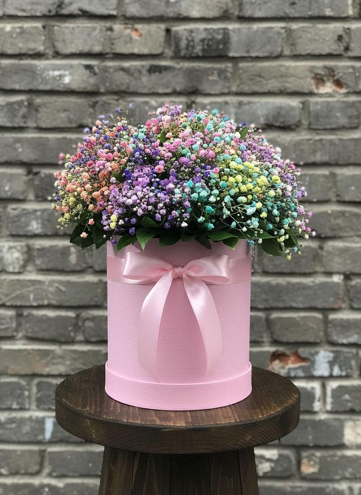 Цветочная композиция из Гипсофила и Розы в шляпной коробке в Долинске
