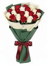 Букет Микс из красных и белых роз в Долинске