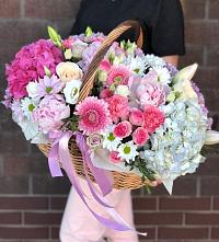 Композиция солнечный день в Долинске Цветочная композиция из Розы, Хризантемы, Пионы и Лизиантусы в корзине в Долинске