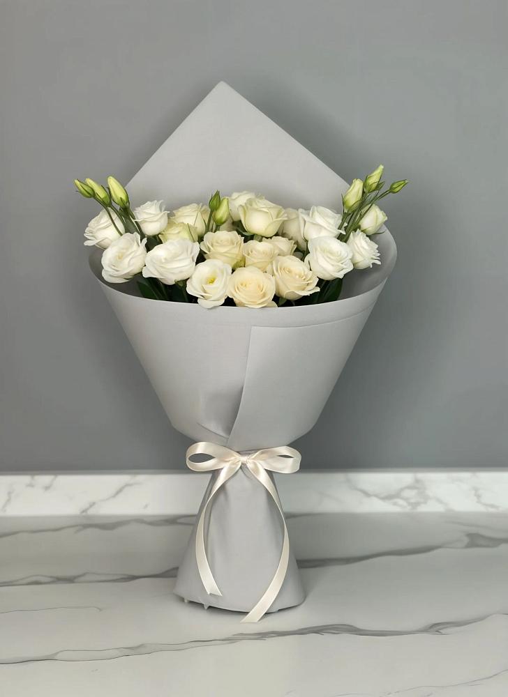 Букет цветов из: Розы и Лизиантусы в Долинске