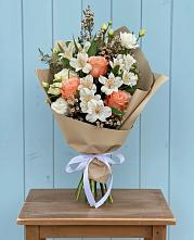 Букет цветов из:  Альстромерии, Лизиантусы, Розы и Хризантемы в Долинске