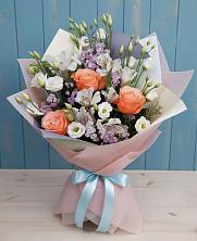 Букет цветов из:  Лизиантусы, Розы, Альстромерии и Гипсофила в Долинске