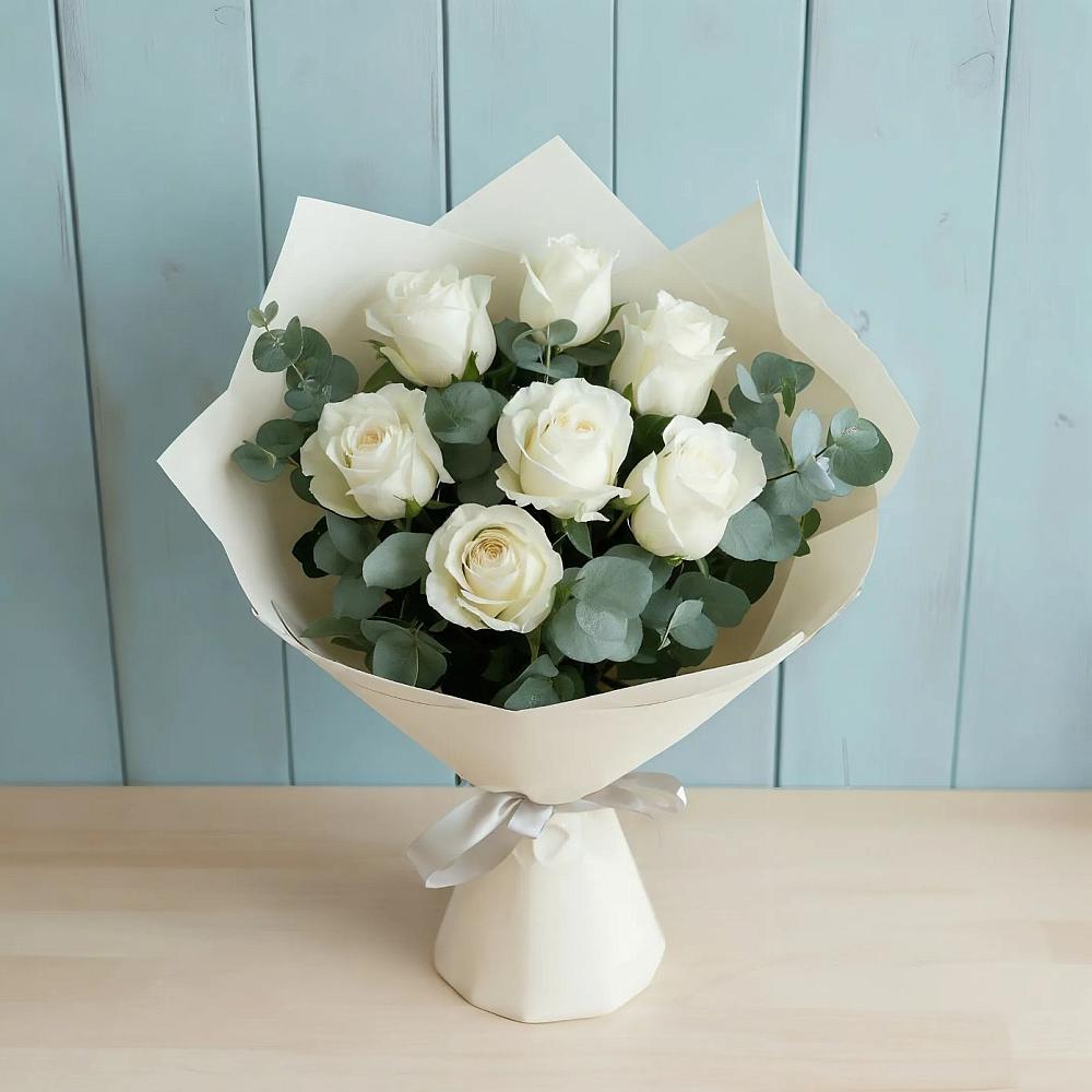 Букет Белые розы в Эвкалипте в Долинске