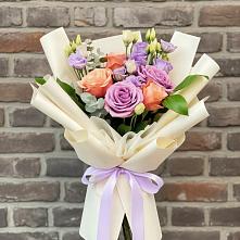Букет цветов из:  Лизиантусы и Розы в Долинске
