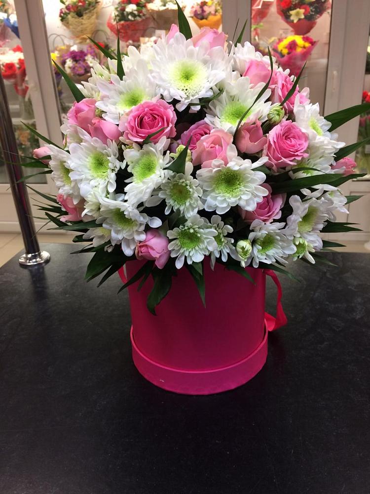 Цветочная композиция из Розы и Хризантемы в шляпной коробке в Долинске