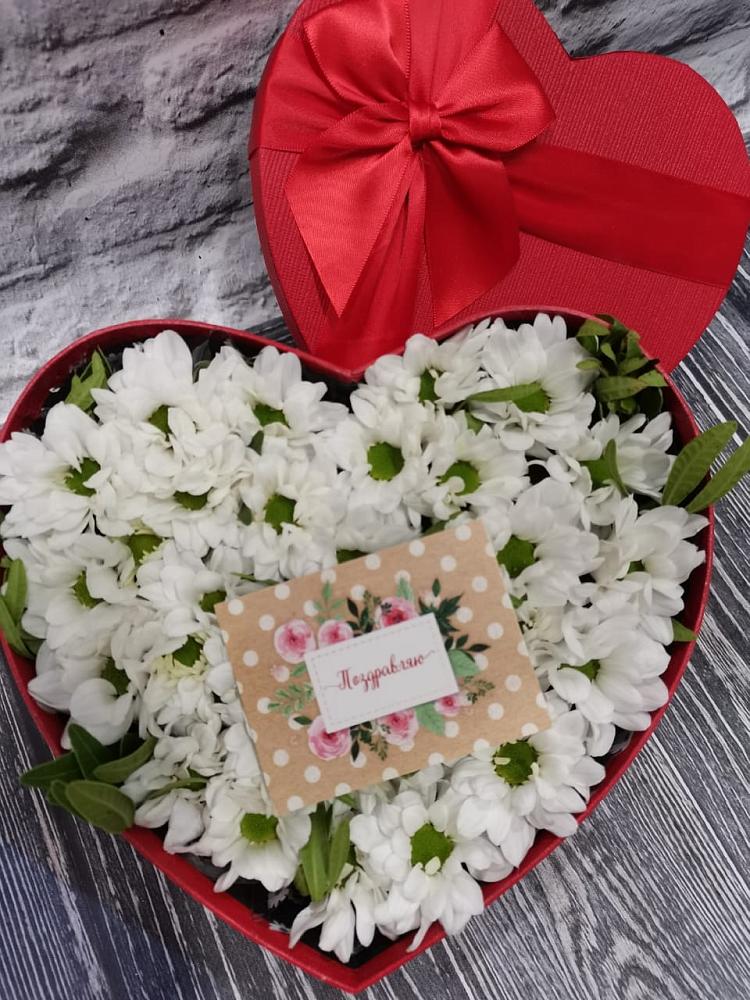 Цветочная композиция из Хризантемы в виде сердца в Долинске