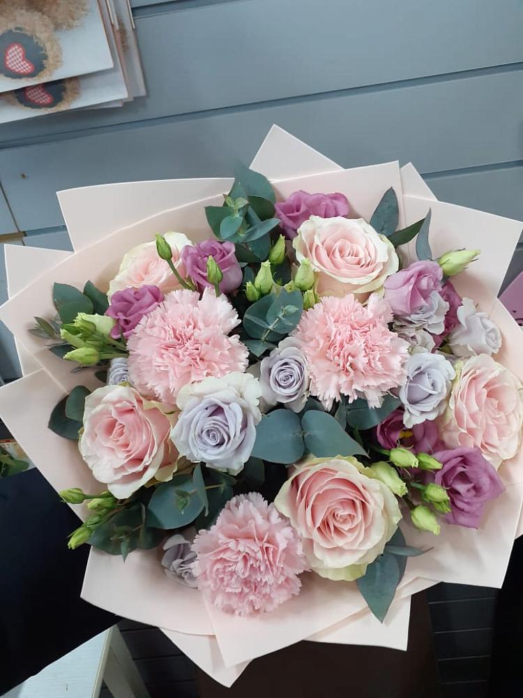 Букет цветов из: Розы, Гвоздики и Лизиантусы в Долинске