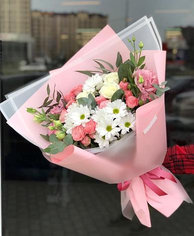 Букет цветов из: Розы, Лизиантусы и Хризантемы в Долинске