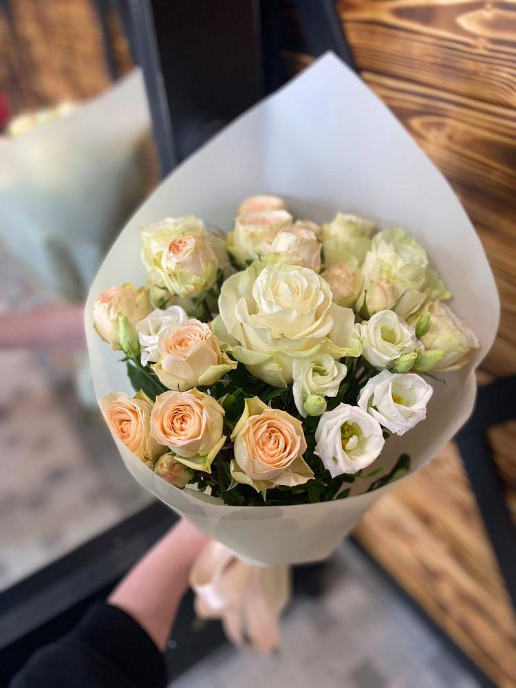 Букет цветов из: Розы и Лизиантусы в Долинске